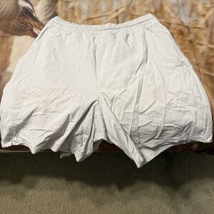 Lululemon Pace Breaker Linerless Short 7”
Size small
White